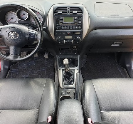 2005 Toyota Rav4 Sièges en cuir boite manuelle avec 4WD à vendre à Yaoundé Cameroun