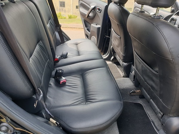 2005 Toyota Rav4 Sièges en cuir boite manuelle avec 4WD à vendre à Yaoundé Cameroun
